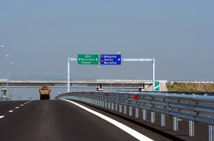 OAMENI INCONȘTIENȚI! La un pas de tragedie, după ce doi pietoni AU TRAVERSAT AUTOSTRADA ÎN FUGĂ! - autostrada-1479457953.jpg