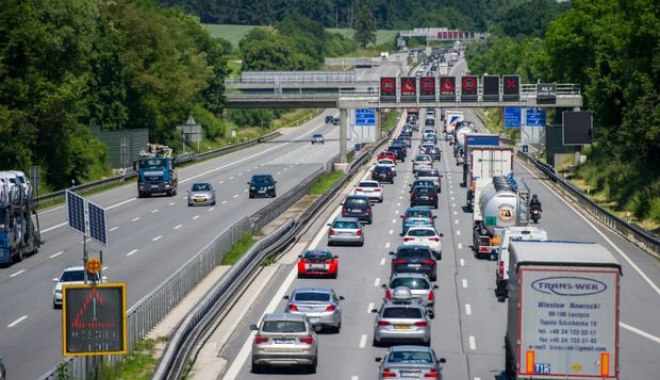 O NOUĂ TAXĂ ÎI ÎNGENUNCHIAZĂ PE ȘOFERI. 130 DE EURO PE AN! - autostradagermaniaepa1024x768-1491118166.jpg