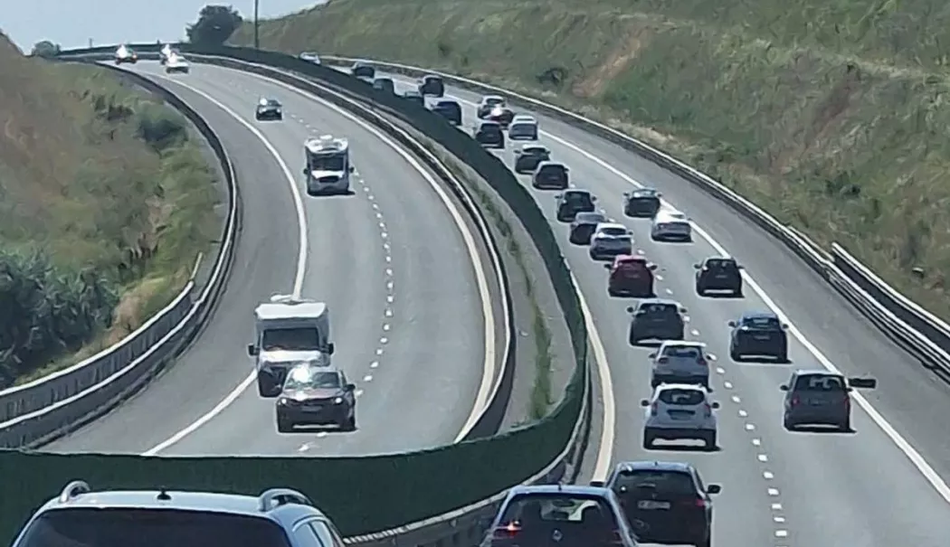 Cozi kilometrice pe Autostrada Soarelui. Șoferii sunt sfătuiți să aleagă rute alternative - autostradasoarelui-1783864811.webp