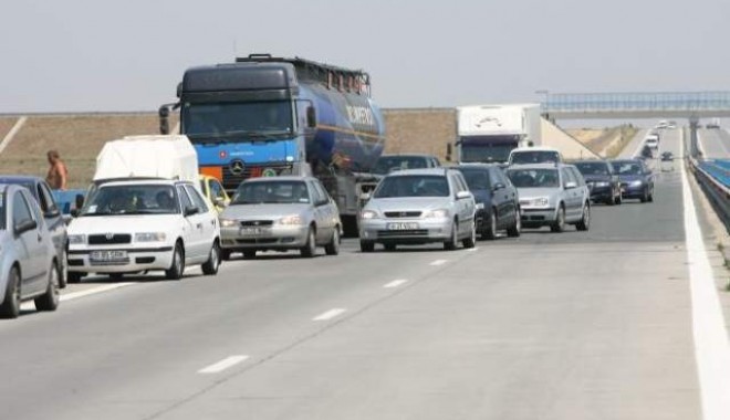 Circulație îngreunată pe Autostrada Soarelui din cauza unui incendiu la vegetație uscată - autostradasoareluifarablocajesec-1345127001.jpg