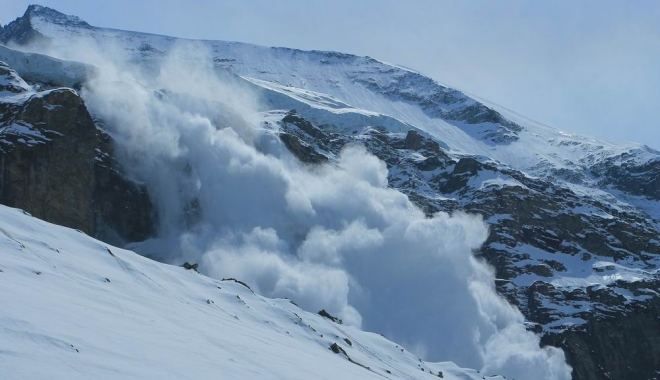 Turistul surprins de avalanșă în Bucegi a fost dus în vale peste 500 de metri - ava-1515876276.jpg