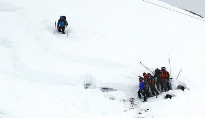 ALERTĂ! Avalanșă în munți. Mai mulți schiori au fost îngropați sub zăpadă - avalansa1024x690-1488884039.jpg