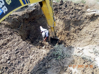 Conducta principală de alimentare  cu apă în zona Agigea, spartă  de constructorul autostrăzii  București - Constanța - avarieagigea1-1342538817.jpg