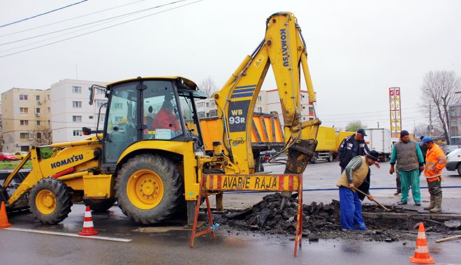 Trafic blocat pe strada Ion Lahovari din Constanța. Se lucrează la conductele de apă - avarieraja4-1591771294.jpg