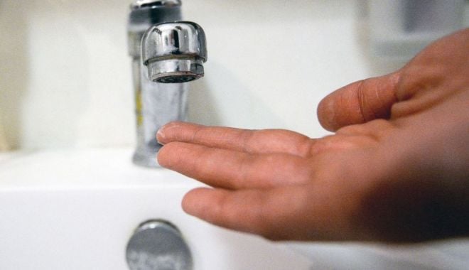 Avarie RAJA în Cernavodă. Ce străzi rămân fără apă potabilă - avariesuceavaoamenifaraapa722692-1634464018.jpg