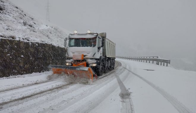 A venit iarna. Utilajele Direcţiei de Drumuri şi Poduri Constanţa au împrăştiat material antiderapant pe şosele - avenitiarna-1638949866.jpg