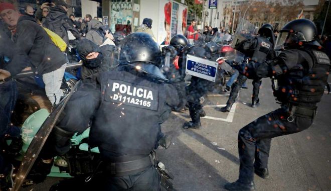 Avertisment pentru protestatarii catalani violenți: riscă ani grei de închisoare! - avertisment-1571602163.jpg