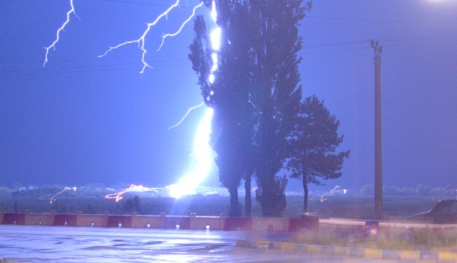 SE SCHIMBĂ VREMEA RADICAL! AVERTIZARE METEO DE PLOI, VIJELII ȘI DESCĂRCĂRI ELECTRICE, LA NIVELUL ÎNTREGII ȚĂRI - avertizare1474186513-1493885498.jpg