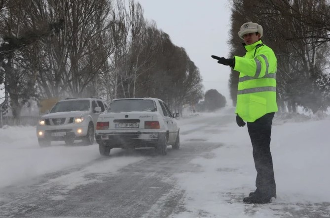 Drumuri județene din Constanța sub polei și zăpadă. Avertizări pentru șoferi - avertizari-politie-1771398890.webp