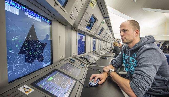 Controlorul de trafic, esențial pentru siguranța navigației aeriene - aviatiecontrolor-1571602510.jpg