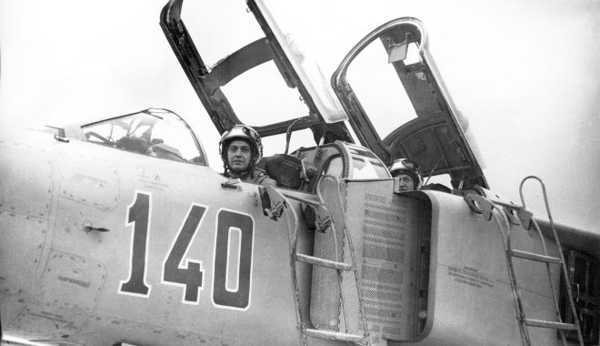 O premieră în aviația militară românească. Dublă catapultare din MIG-23 - aviatori-1554412240.jpg