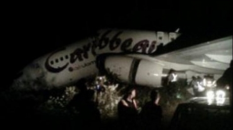 Un avion cu 163 de oameni la bord s-a prăbușit și s-a rupt în două, dar nimeni n-a murit - avion-1312045103.jpg