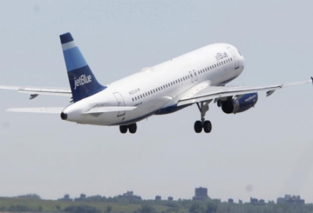 Pasageri reținuți  pentru că au stat  prea mult la toaletă - avion-1315931843.jpg
