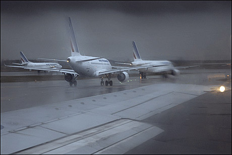 Aeroportul Otopeni a fost închis / Curse deviate către Constanța - avion-1337093040.jpg