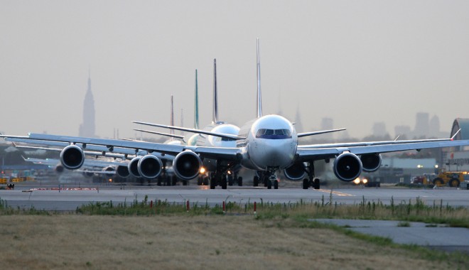 Zboruri anulate la New York din cauza apropierii unei noi furtuni - avion-1352302746.jpg