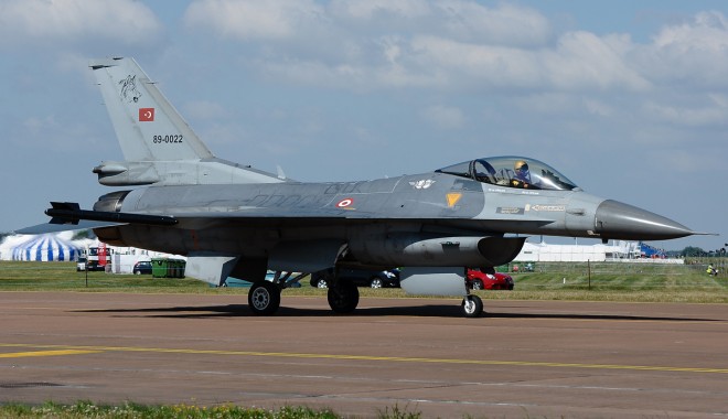 Turcii trimit avioane de luptă la frontiera cu Siria - avion-1378652043.jpg
