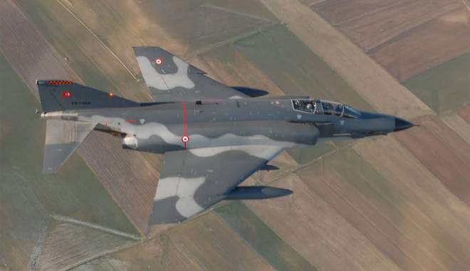Turcia trimite avioane de vânătoare și tancuri la granița cu Siria, după atentatul de la Suruc - avion-1437720625.jpg