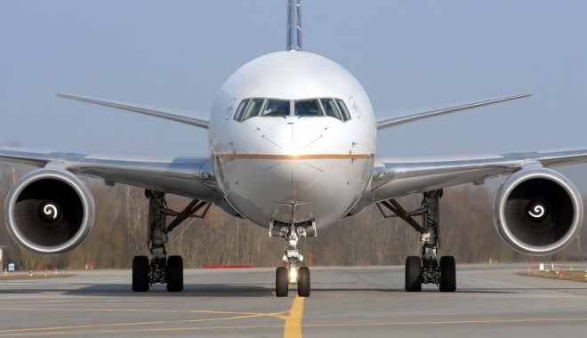 Un român a încercat să deschidă ușa unui avion, în zbor! 