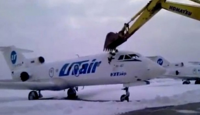 VIDEO / Un angajat furios a distrus un avion cu excavatorul după ce a aflat că va fi concediat - avion-1461689532.jpg