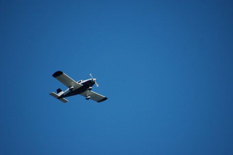 Incident pe aerodromul din Tuzla. Un avion de mici dimensiuni a ieșit în decor la aterizare - avion-1526134353.jpg