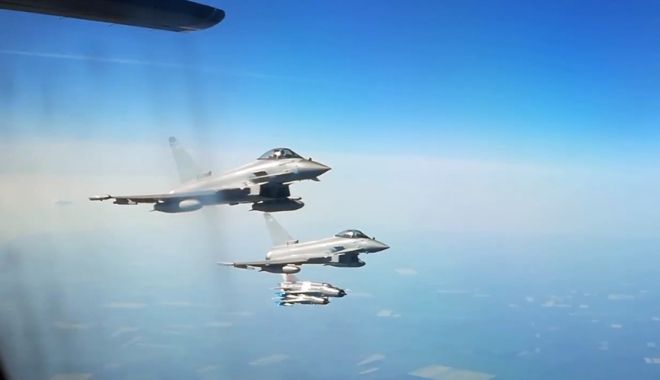 ALERTĂ LA MAREA NEAGRĂ: Șase bombardiere rusești, INTERCEPTATE de avioane de vânătoare britanice - avion-1534349946.jpg