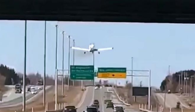 Un avion a aterizat de urgență pe o autostradă plină cu mașini din Canada - avion-1587133044.jpg