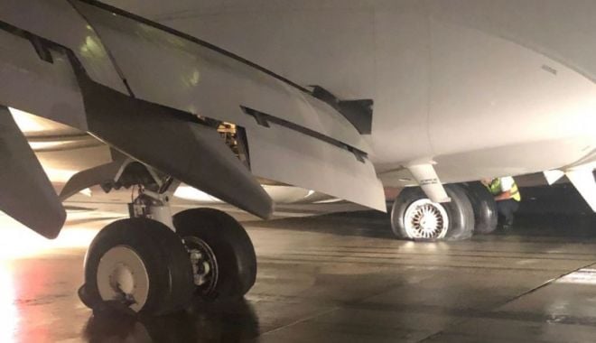 Incendiu la trenul de aterizare al unui avion care a aterizat pe Aeroportul Cluj-Napoca - avion-1634320656.jpg