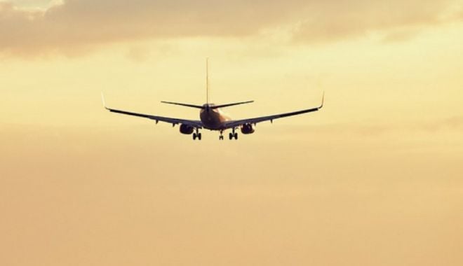 Un avion plin cu români a rămas în survol vreme de două ore. Pilotul nu a putut ateriza - avion-1641056507.jpg