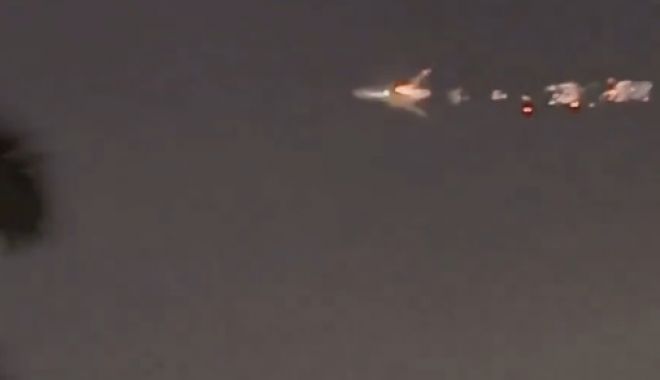 Un avion Boeing a luat foc în aer. Flăcările au cuprins o parte a aeronavei