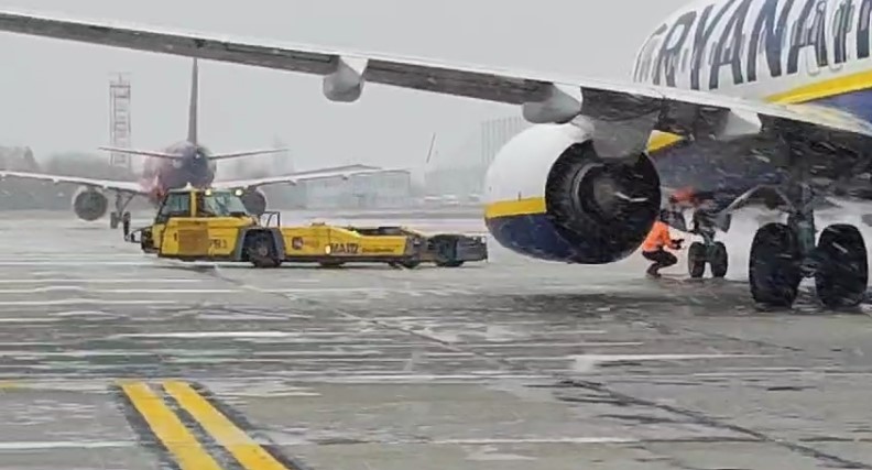 Traficul aerian se desfășoară normal, în condiții de iarnă, pe aeroporturile din București - avion-1739777647.jpg