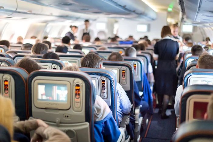 Panică la bordul unui avion. Un pasager cu halucinații a încercat să intre în cabina pilotului - avion-1756022652.jpg