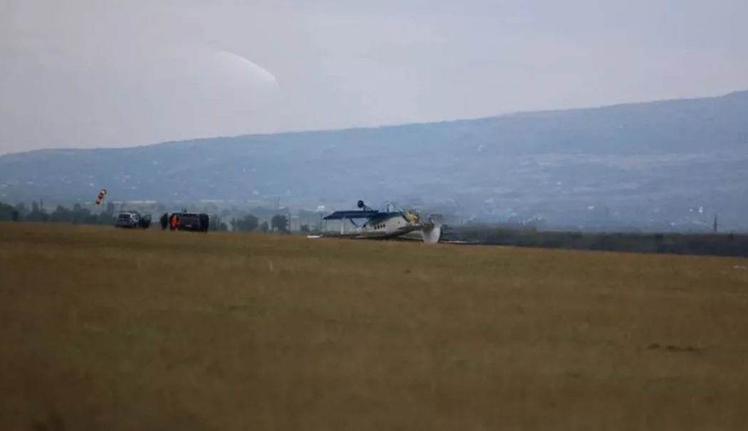 Un avion de mici dimensiuni s-a prăbușit pe Aerodromul Spătaru - avion-prabusit-1715952479.jpg
