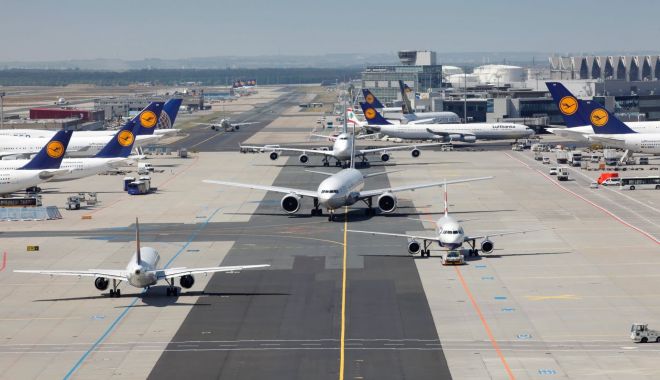 Accident pe aeroportul. Două avioane cu pasageri s-au lovit - avion2-1574005195.jpg