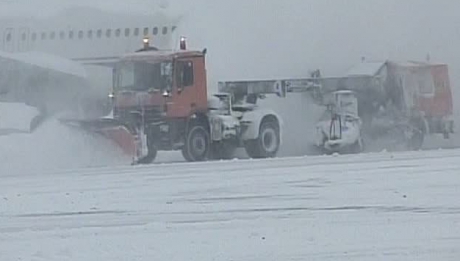Șocant! Pasagerii au sărit dintr-un avion care a derapat pe pista din Craiova - avion208303100-1329136188.jpg