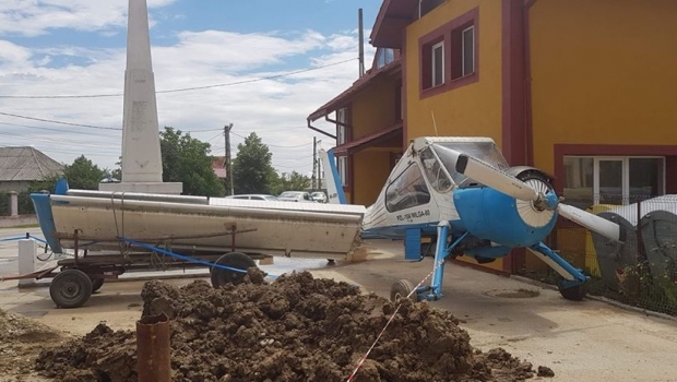 Un primar a parcat un avion în fața primăriei. Acesta anunță că va urma și aeroportul - avion287949600-1532153298.jpg