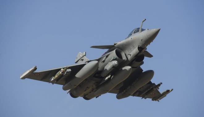 Franța a efectuat primul său atac aerian în Siria. Șase avioane au distrus o tabără a Statului Islamic - aviondeluptafrancez-1443436666.jpg