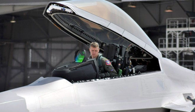 Avioanele de luptă F-22, probleme serioase la bord - avionf22-1336661845.jpg