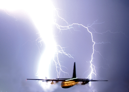 Avion lovit de fulger lângă Paris - avionfulger-1375023198.jpg