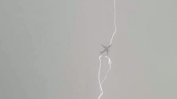 Un avion cu pasageri a fost lovit de fulger - avionfulger80476000-1475843252.jpg