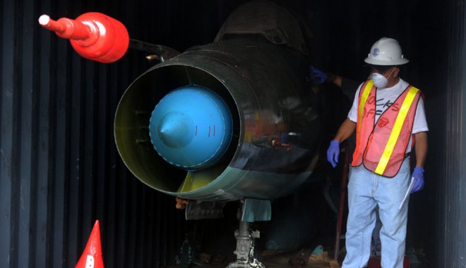 Două avioane MiG, găsite la bordul unei nave nord-coreene - avionmignava-1374494173.jpg