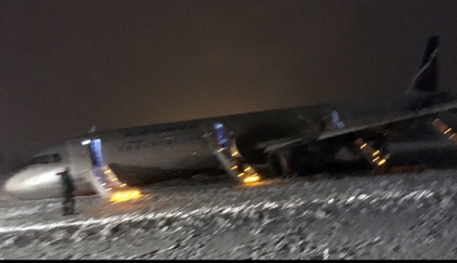 GRAV ACCIDENT AVIATIC / Un Aeroflot A321 a căzut la aterizare și s-a oprit pe câmp. Avionul a fost la un pas de explozie - avionprabusitlaaterizare30450300-1483562781.jpg