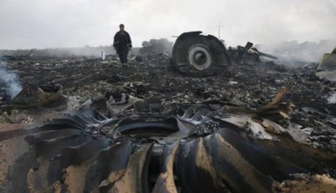 Video. Zborul MH17. Imaginile care au terifiat o lume întreagă! Separatiștii scotocesc printre obiectele victimelor - avionprabusitmalaeziapoza2762008-1437114918.jpg
