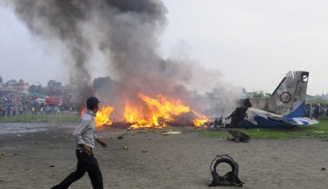 ACCIDENT AVIATIC în Nepal: Un avion s-a prăbușit lângă Katmandu, provocând moartea celor 19 persoane aflate la bord - avionprabusitnepal01-1348815855.jpg