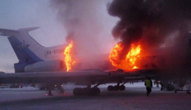 Un avion de pasageri a luat foc după ce s-a rupt la aterizare - avionsiberia03112600-1356789474.jpg