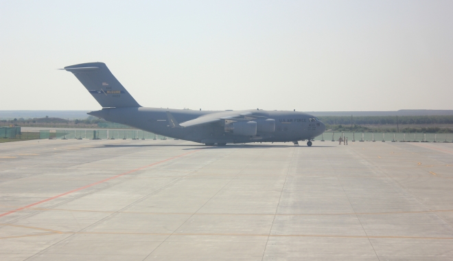 AVION MILITAR AMERICAN, CU ZECI DE OAMENI LA BORD, ÎN FLĂCĂRI PE AEROPORTUL INTERNAȚIONAL MIHAIL KOGĂLNICEANU - aviontransportmilitarhercules-1460098170.jpg