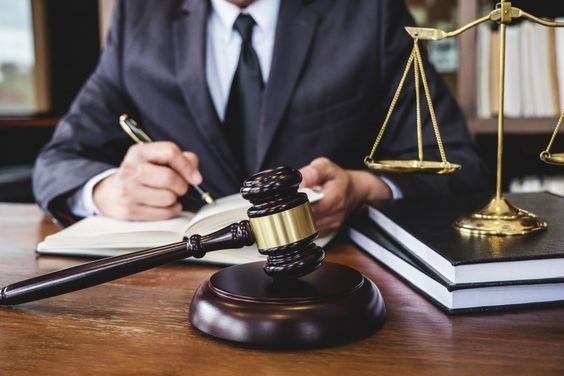 Se dădea avocat și promitea recuperarea permiselor. Un bărbat, reținut pentru înșelăciune - avocat-1770384701.webp