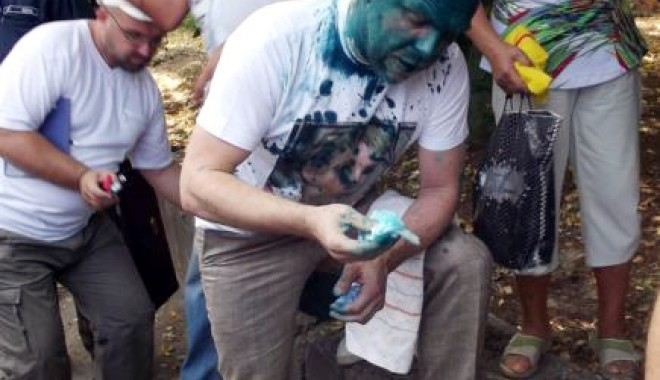 O femeie  a aruncat cu vopsea  peste fața avocatului Iuliei Timoșenko - avocatuliulieitimosenkofotoorigi-1342533676.jpg