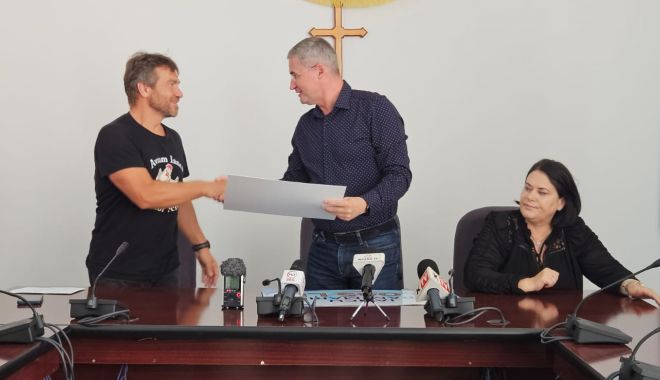 Înotătorul Avram Iancu, premiat de Primăria Petroşani; o parte din bani, donată unui tânăr