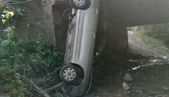 Autoturism căzut de pe un pod! Înăuntru se aflau două persoane, de peste 70 de ani - awwwerrttyggggg56677-1659091315.jpg