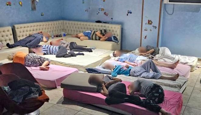 Azilele groazei! Bătrâni ținuți în subsolul unui cămin. Oamenii dormeau pe saltele, puse direct pe podea